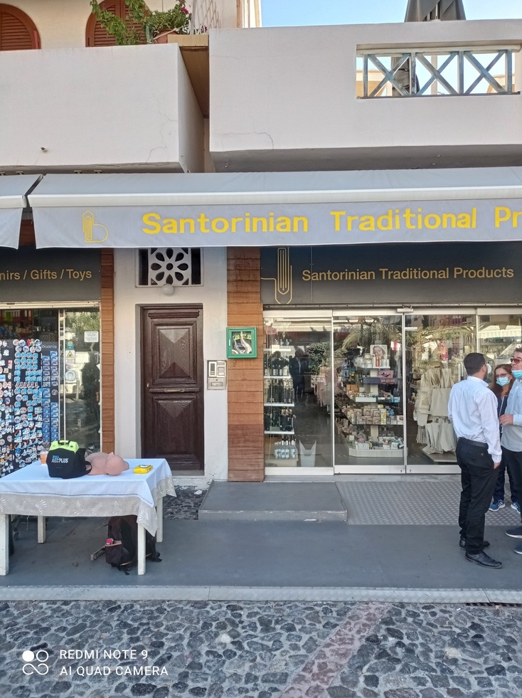Τοποθέτηση απινιδωτών σε Σαντορίνη και Θηρασιά